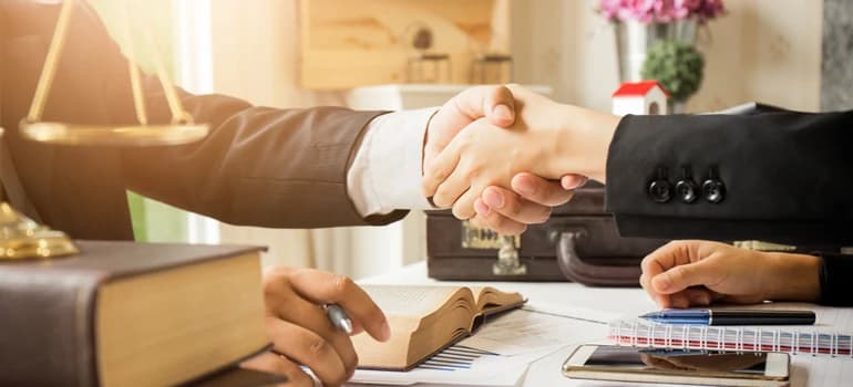 işten çıkarılan işçinin hakları, işe iade ve tazminat süreci